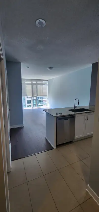 Located in the heart of Mississauga downtown, close to all amenities, Square One mall, Hwy 403, 401...