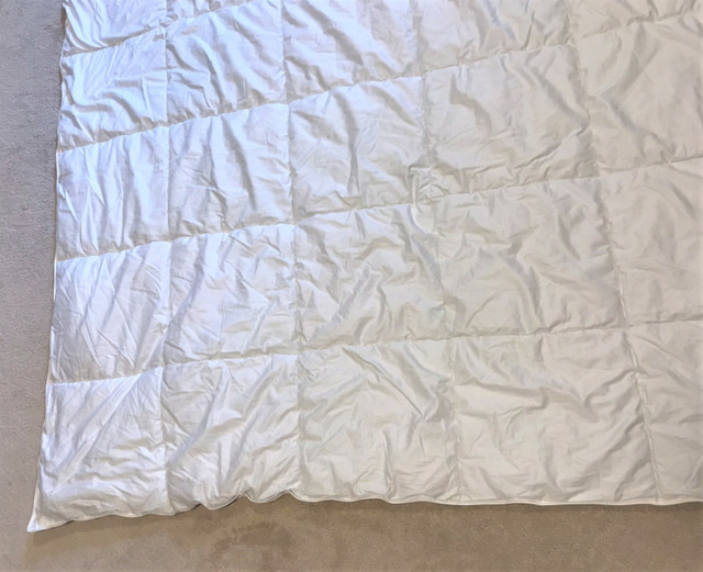 Sealy Posturepedic Down Alternative All Season Comforter King Sz in Bedding in Ottawa