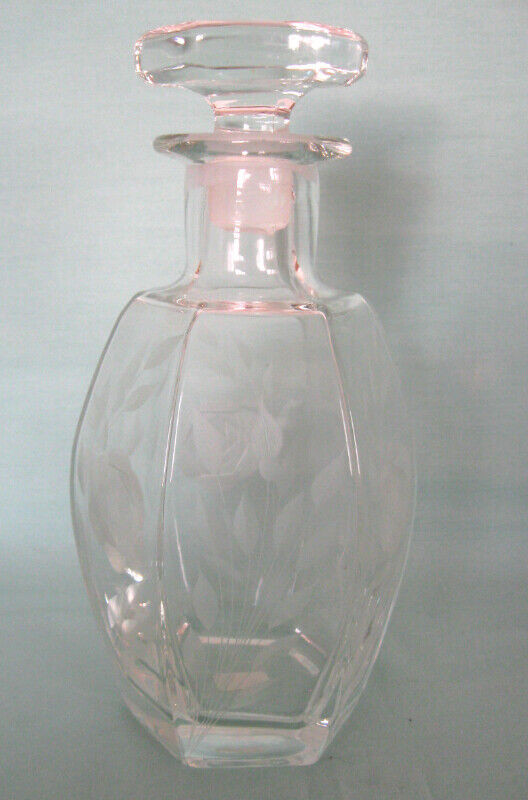 BOUTEILE  pour BOISSON VINTAGE ETCHED GLASS LIQUOR BOTTLE dans Art et objets de collection  à Ouest de l’Île - Image 4