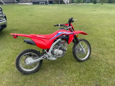 Very nice condition dirt bike, perfect starter bike for 10-14 yr olds. EFI, electric start, 4 speed...