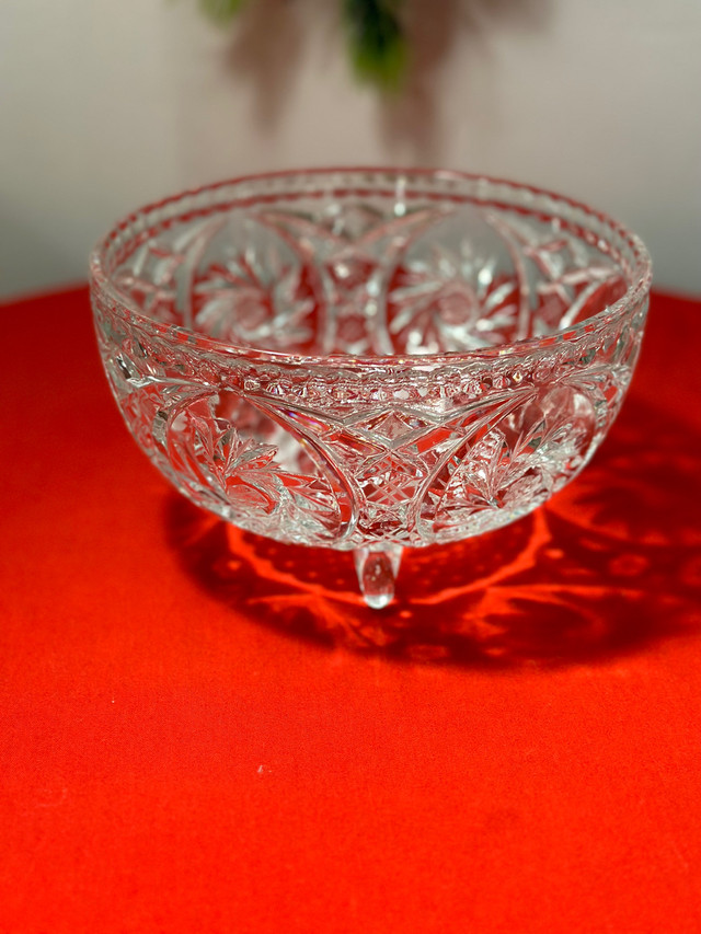 Vintage Pinwheel crystal 3 leg salad bowl. Centrepiece Excellent in Kitchen & Dining Wares in Mississauga / Peel Region