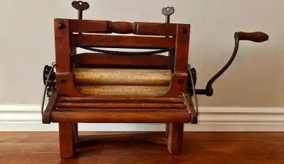 Antique Hand-Cranked Clothes Wringer. Made by the "Metropolitan Washing Machine Co" in Middlefield C...