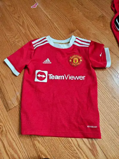 This is an Adidas Manchester United Jersey, perfect for young soccer fans, with the TeamViewer spons...
