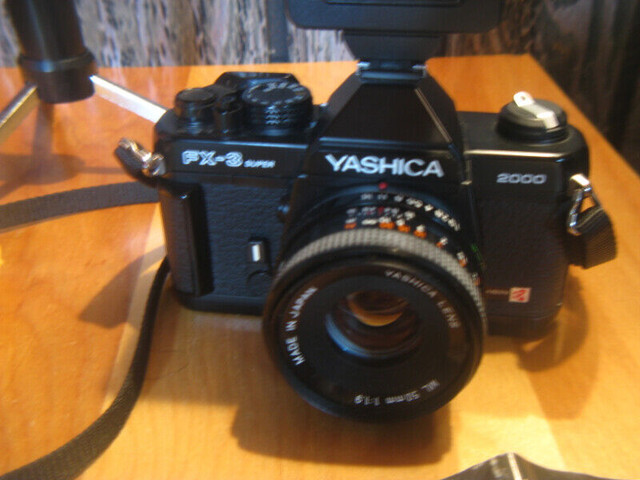 Camera 35mm YASHICA FX-3 Super 2000 + flash + tripod dans Appareils photo et caméras  à Trois-Rivières