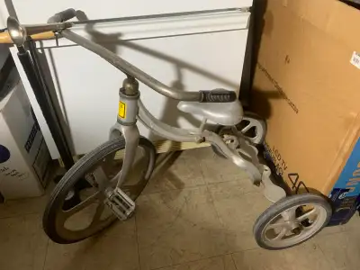 Tricycle antique/collection, View more