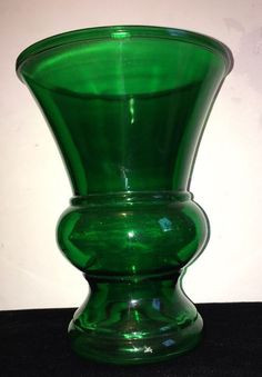 Mid century green glass vase in Arts & Collectibles in City of Toronto