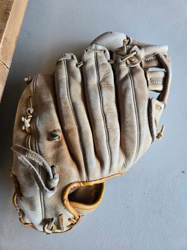 Vintage SPALDING PFO 100 Baseball Glove in Baseball & Softball in Ottawa - Image 6