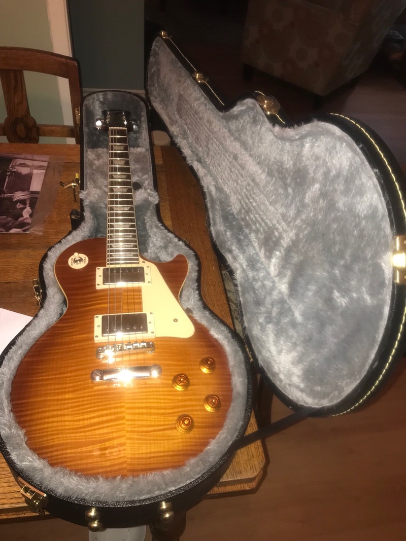 Epiphone Les Paul with hard shell casec Guitars Muskoka Kijiji