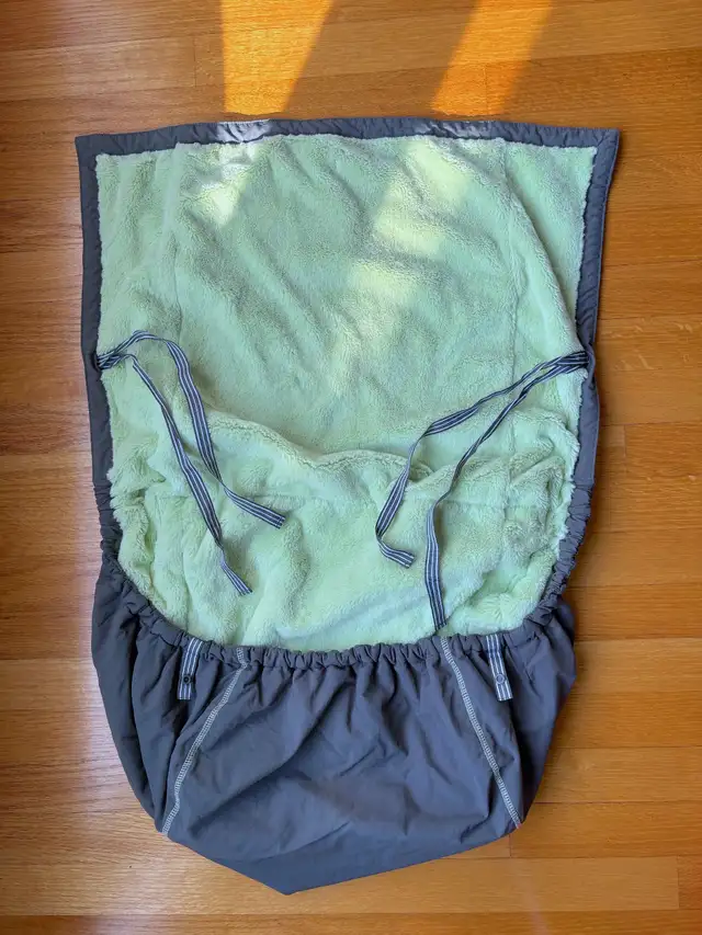 Weatherproof 5-way Blanket (stroller, jacket carrier, car seat) in Other in Ottawa - Image 4