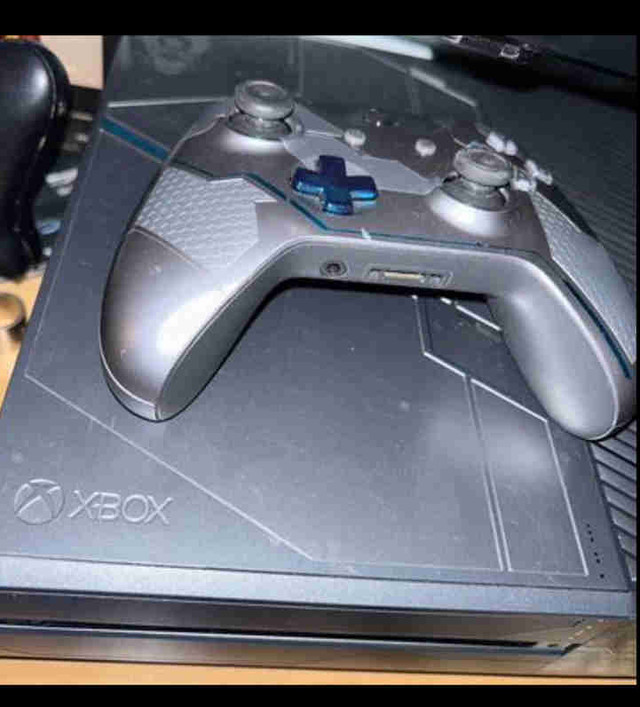 Halo 5 Xbox one editon • in XBOX One in Barrie