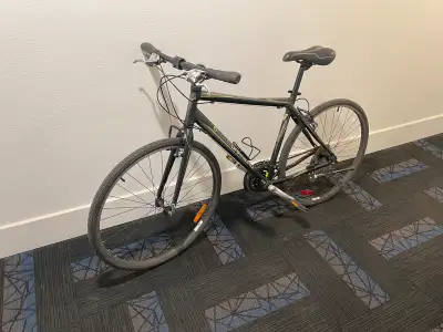 Velo de la marque Louis Garneau en aluminium en très bonne état, cadre L et roues 28’’
