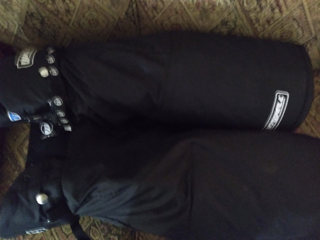 Medium sized black Winwell hockey pants, in excellent conditio n in Hockey in Burnaby/New Westminster - Image 2