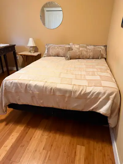 Single room for rent queen size bed table, which could be moved out included. All amenities are clos...