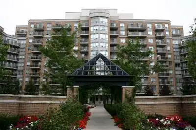 STUNNING SUNSET VIEWS! West-Facing Penthouse-Style Studio at The Shermount 650 Lawrence Avenue West...