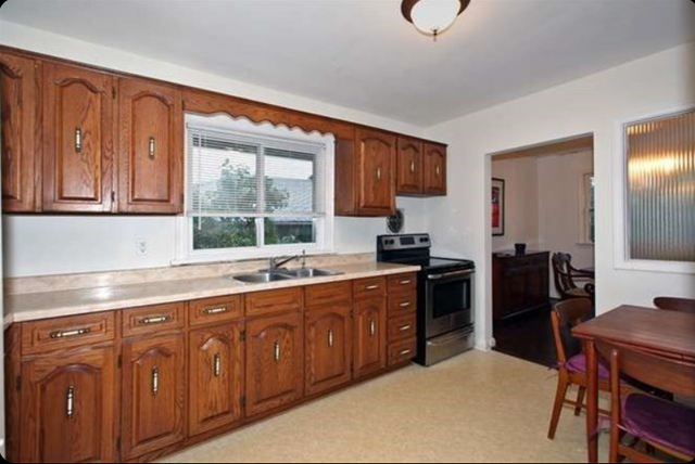 Room for Rent in Scarborough (Main floor) detached house.