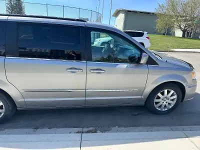 Vehicle 2014 Chrysler Town & Country 