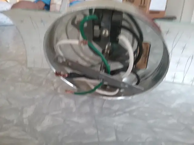 Applique murale a deux lumieres avec prise in Indoor Lighting & Fans in Granby - Image 4