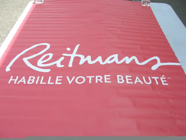 Affiche Pancarte Commercial en Vinyle Reitmans 47''x67'' - 20$ in Other in Québec City - Image 3