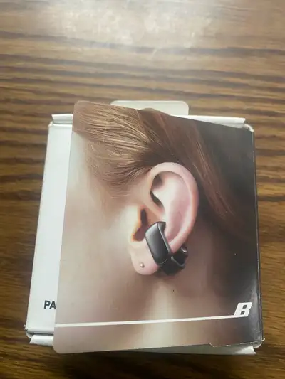 Wireless earbuds, black. Charging case included. USB-C charging cable. New box open