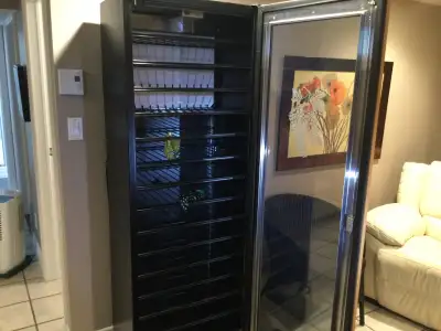 Très beau cellier pouvant contenir entre 90 et 105 bouteilles . 15 Tablettes . Dimensions sont 75 po...