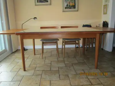 Table 39" X 60" plus 2 rallonges intégrées de 20" chacune. Table couverte d'une vitre de 1/4" Avec 6...