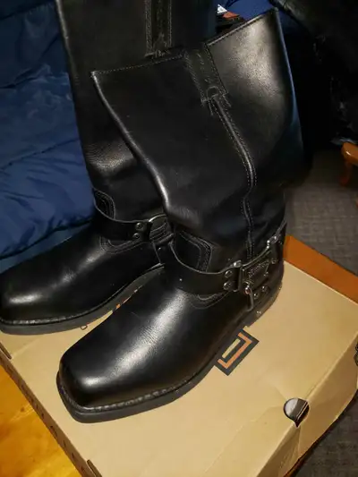 Harley Davidson Engineer boots in brand new condition. CSA certified. Men's size 11.