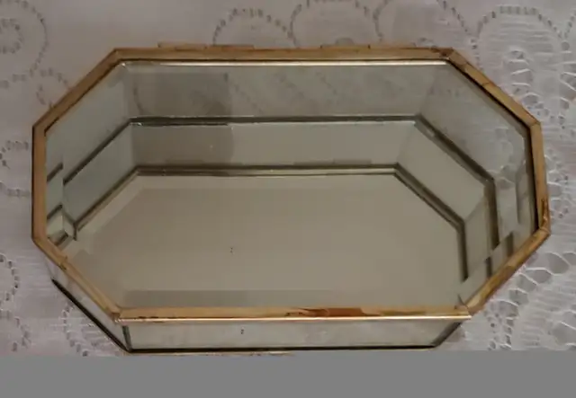 HINGED GLASS EXTENDED OCTAGONAL KEEPSAKE BOX WTH MIRRORED BOTTOM64396367899522122