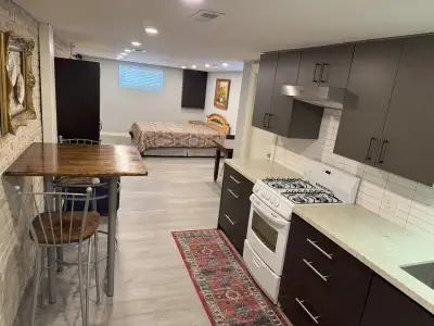 This newly renovated studio apartment in the quiet and secure Lakeview neighborhood in Mississauga i...