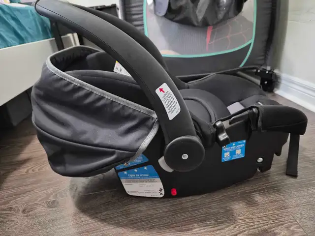 Infant Car Seat with Base in Strollers, Carriers & Car Seats in City of Toronto - Image 3