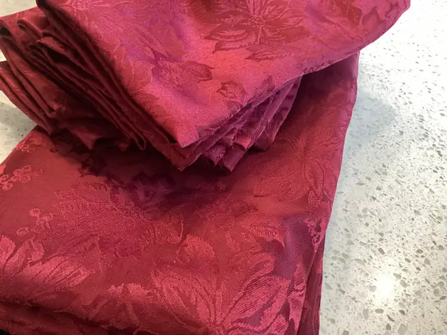 Tablecloth and Napkin Set453325568743188480