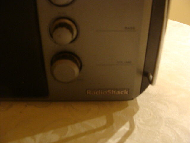 Radio portable, de marque Radio Shack, vintage AM/FM dans Art et objets de collection  à Laval/Rive Nord - Image 3