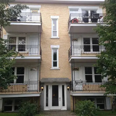 LOGEMENT IDÉAL POUR ÉTUDIANTS (ES), SITUÉ 896 AVE MYRAND, GRAND 51/2, 1er ÉTAGE, 3 CHAMBRES, CUISINE...