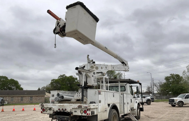 2015 Freightliner M2 106 Altec AA55-MH Bucket Truck in Other in City of Toronto - Image 2