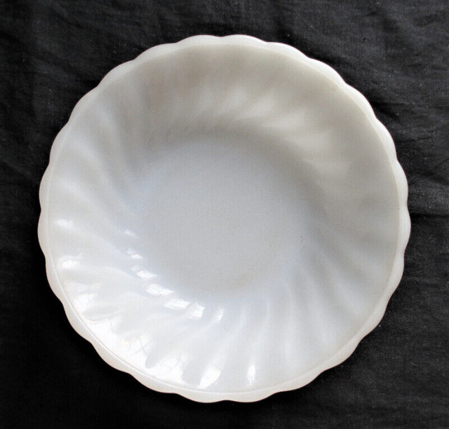 Vintage Anchor Hocking Oven Proof Dinnerware Ivory Swirl 5" Bowl in Arts & Collectibles in Stratford - Image 2