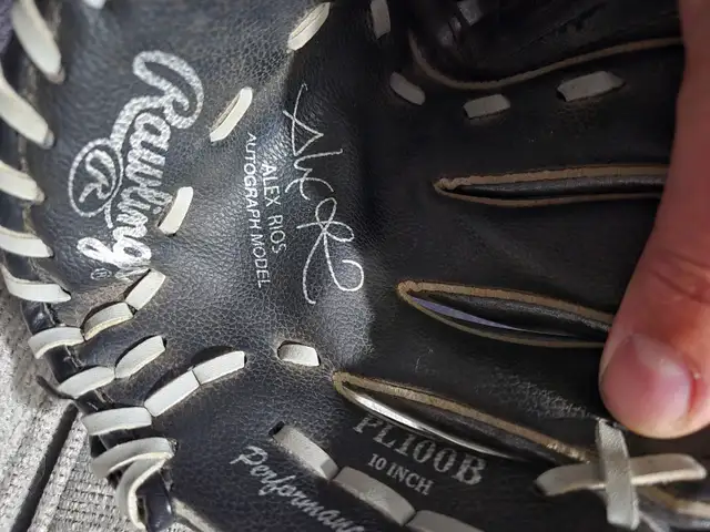 Rawlings 10" Baseball Glove in Baseball & Softball in City of Toronto - Image 6