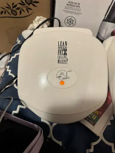 FREE Delivery to save your time This white George Foreman Lean Mean Fat Grilling Machine is a compac...