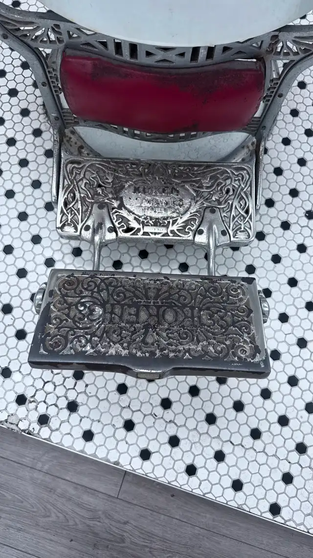 VINTAGE BARBER CHAIR FOR SALE! in Other in Mississauga / Peel Region - Image 5