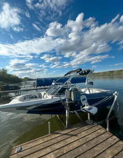 2009 MB Sports tomcat f21 2009 MB Sports Tomcat F21 Surf Boat, 1800 pounds of built in ballast with...