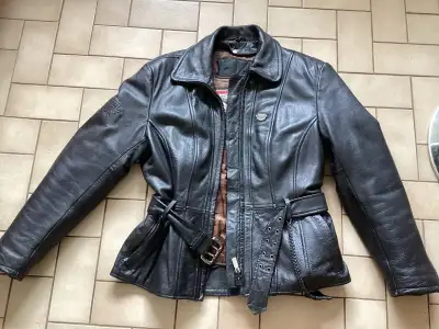 Payé 1400$ l’ensemble,manteau grandeur L ,doublure amovible,pantalon doublé grandeur 34. État neuf....