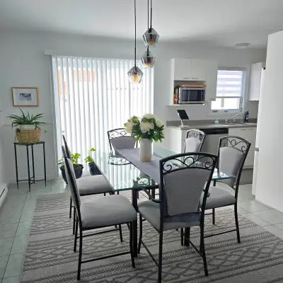 Maison de ville à louer (unité de coin) - 2 étages avec grand terrain et remise Caractéristiques de...