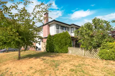 Steps to R4 or Main St bus. Easy access to UBC, downtown, airport, Richmond, Metrotown. Quiet neighb...