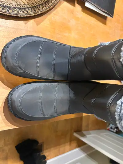 These look more like a women’s boot to me but they are in good shape. Euro 44 is the only official s...
