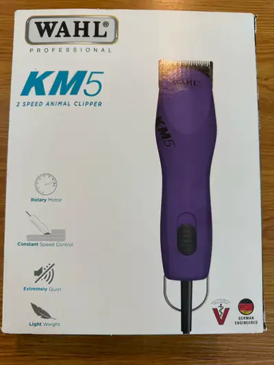Get professional grooming results at home with this Wahl KM5 2-speed animal clipper. This clipper fe...