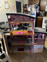 Barbie House, dolls and cars 