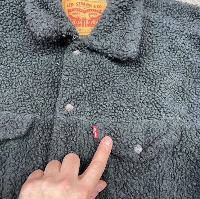 Levi's Relaxed Fit Sherpa-Fleece Trucker Jacket  MENS 2XL XXL in Men's in City of Toronto - Image 4