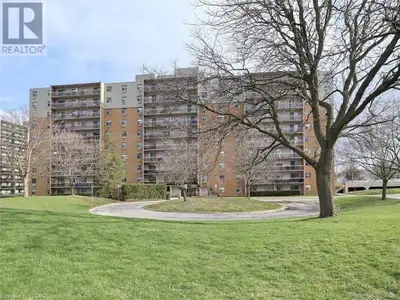 Bright & Immaculate 2-Bedroom Condo in Prime Westmount Location