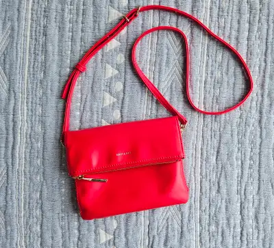 • Modèle : Hiley • Couleur : Sorbet • Style : bandoulière/pochette • Vegan • Environnement non-fumeu...