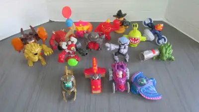 LES FIGURINES SONT D'OCCASION EN BONNE CONDITION, CEPENDANT IL EST POSSIBLE QU'ELLES NE FASSE PLUS D...