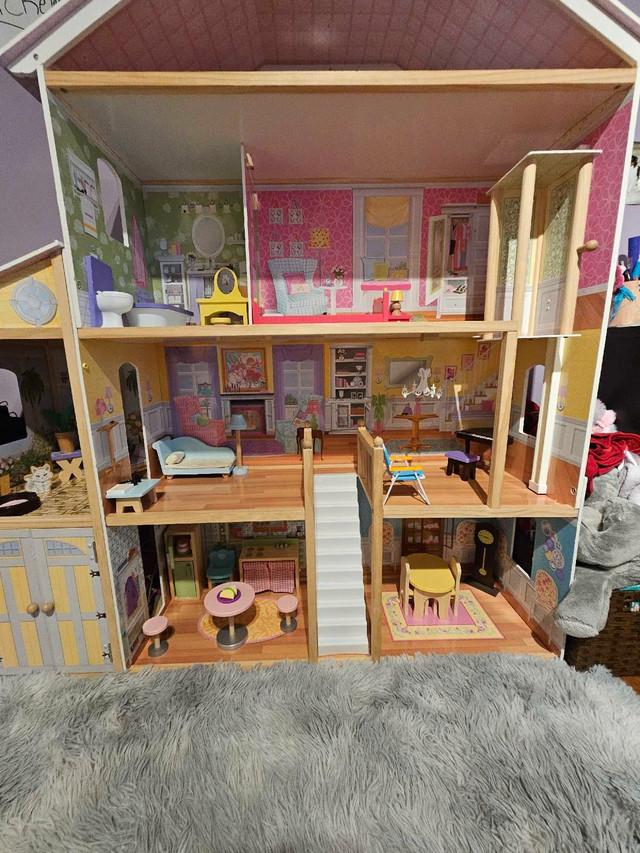 Large doll house dans Jouets et jeux  à Ouest de l’Île - Image 2