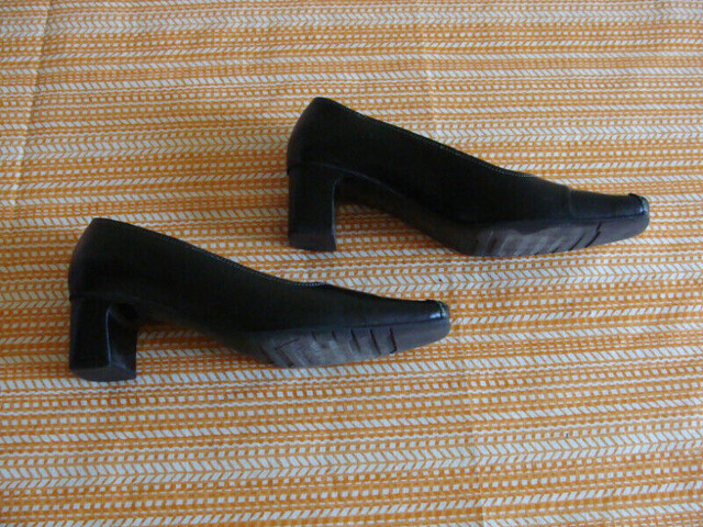 Chaussures pour dame en cuir noir - pointure 7 1/2 dans Femmes - Chaussures  à Ville de Montréal - Image 2